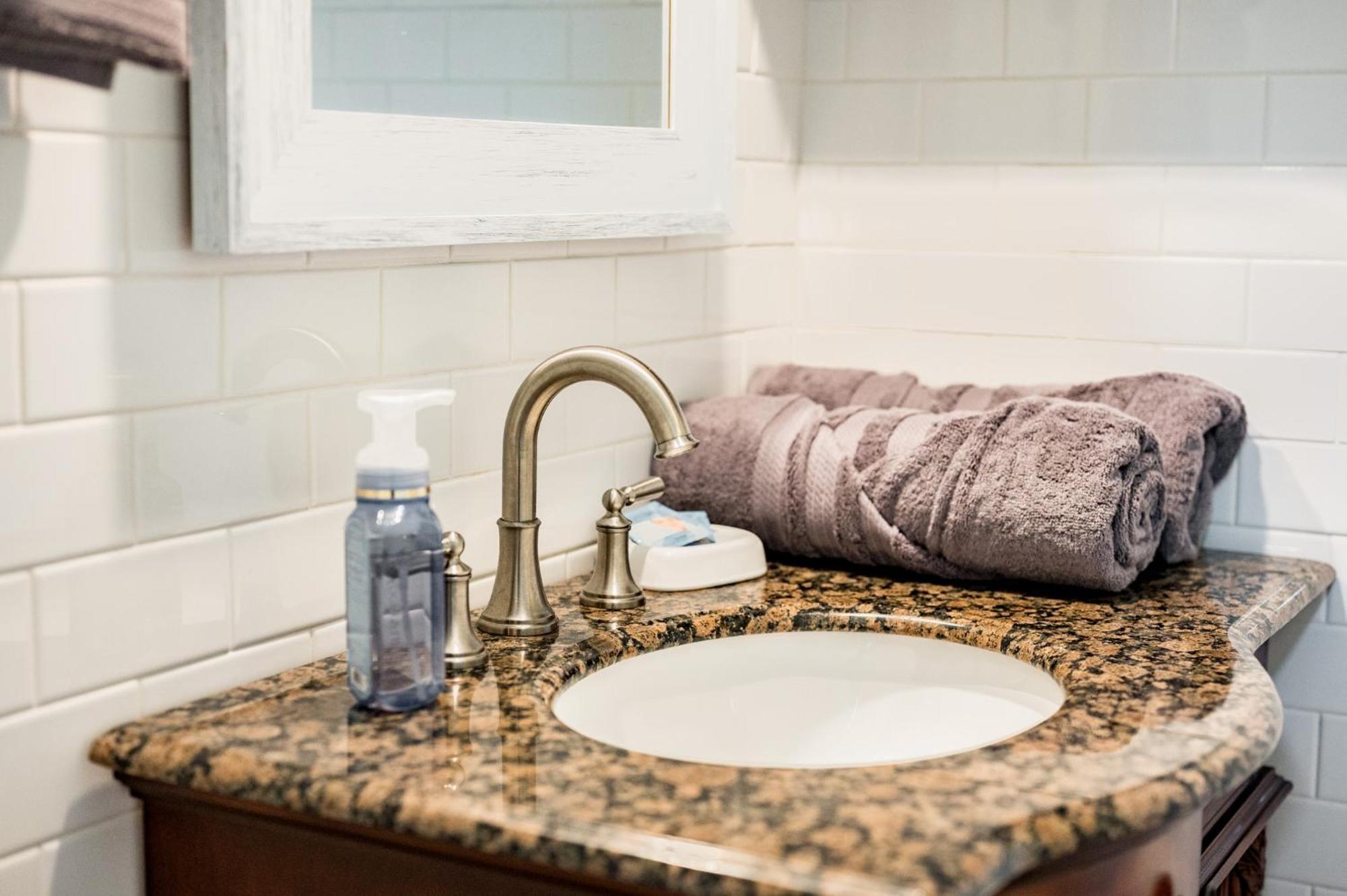 Hotel One Of These Nights - King Sized Bed - Sleeps 2 Lynchburg Exteriér fotografie